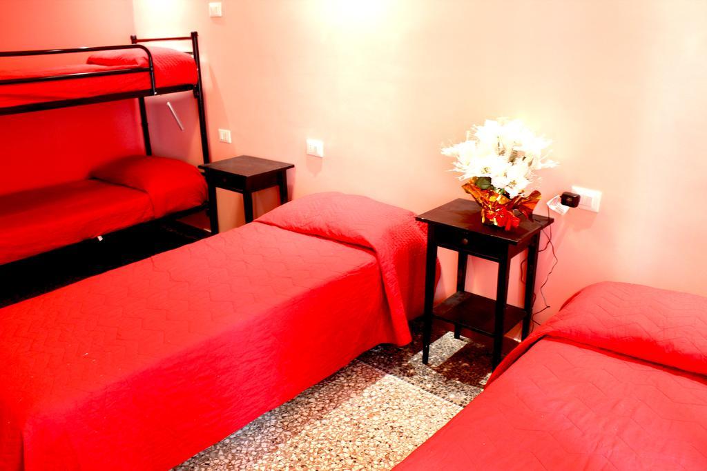 Legend R.G. Hostel Rome Room photo